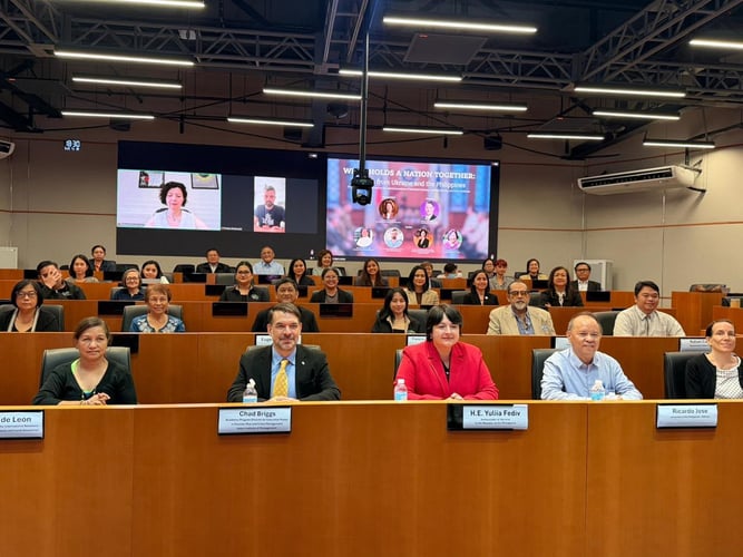 Пані посол Юлія Федів на заході на тему національної ідентичності, організованому з нагоди Дня Конституції України у співпраці з Азійським інститутом менеджменту, червень 2026 року