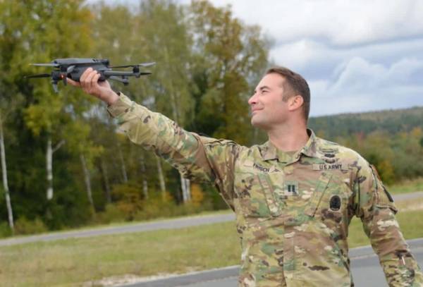 Американський військовий з безпілотником DJI. 2024 рік. Німеччина.