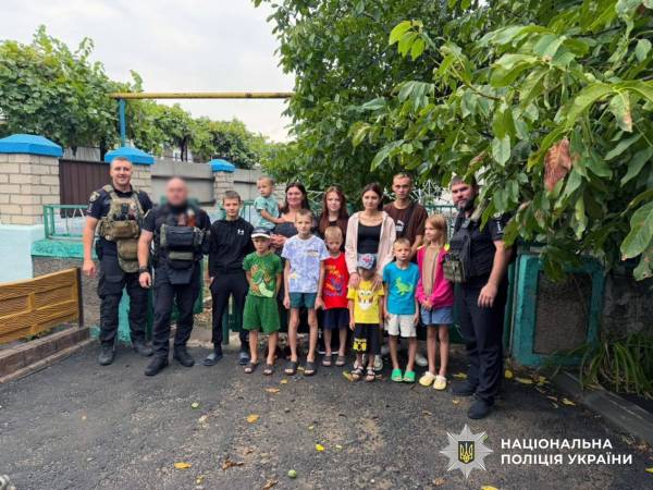 Евакуація на Херсонщині: мати з десятьма дітьми та осиротілий хлопець знайшли прихисток 12