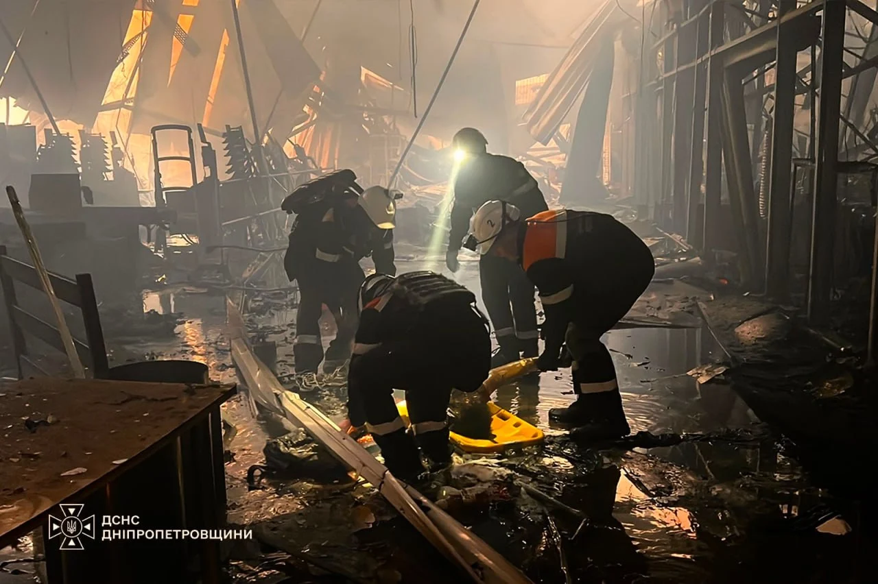 АіФ UA 44 Росія обстріляла ТЦ у Кривому Розі: 16 загиблих