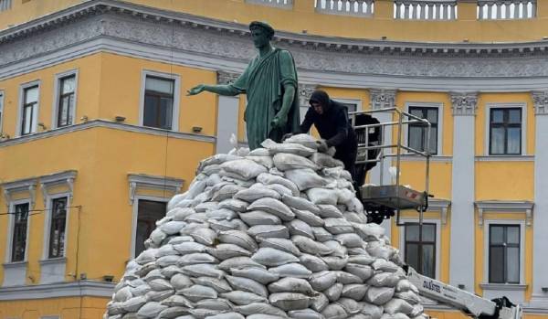 Пам’ятник Дюку деокупували: чому зняли захисні мішки 8