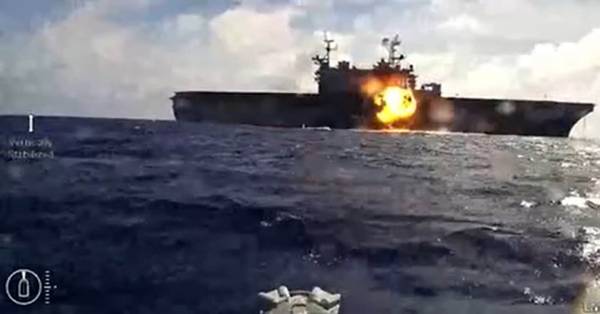 Морський безпілотник-камікадзе ВМС США спостерігає за ураженням списаного УДК USS Peleliu. Стоп-кадр з відео Командування 3-го флоту ВМС США