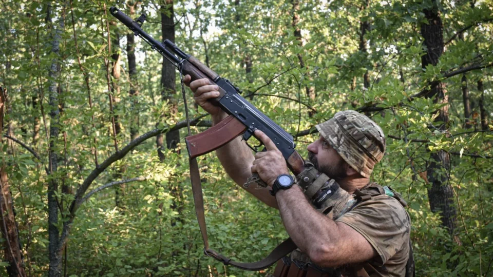Обдурили росіян і знищили 12 дронів за півтори години: як «Мальок» прикриває артилеристів