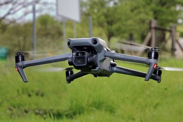 Дрон DJI Mavic 3 під час польоту.