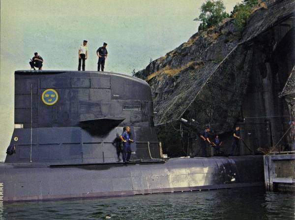 Підводний човен класу Västergötland заходить у тунель підземної бази ВМС Швеції на острові Муско.
