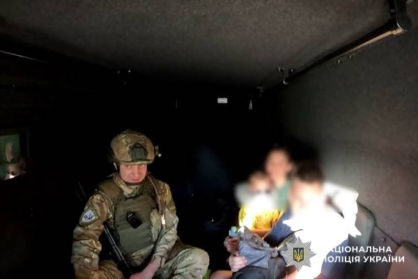Порятунок з-під обстрілу: родина з дітьми евакуйована з Нікополя