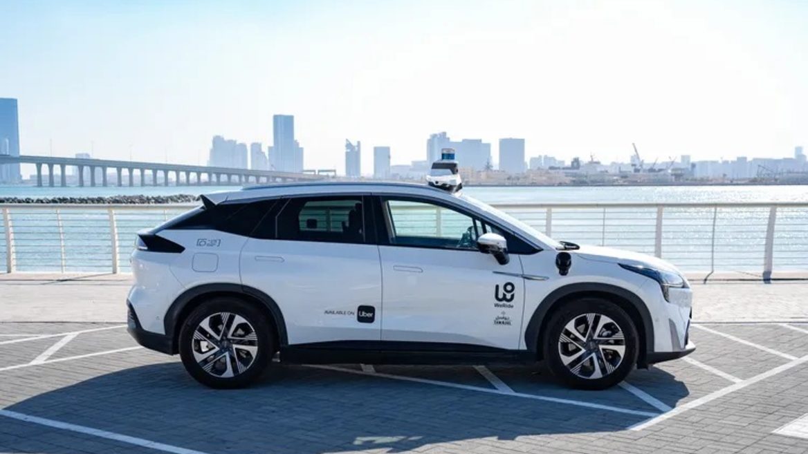 Uber запустив в Абу-Дабі безпілотні роботаксі. Але водій там все одно є: чому так
