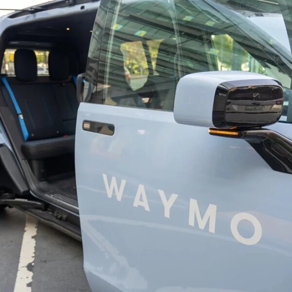 Роботаксі Waymo передало поліції пасажирів зі зброєю та наркотиками