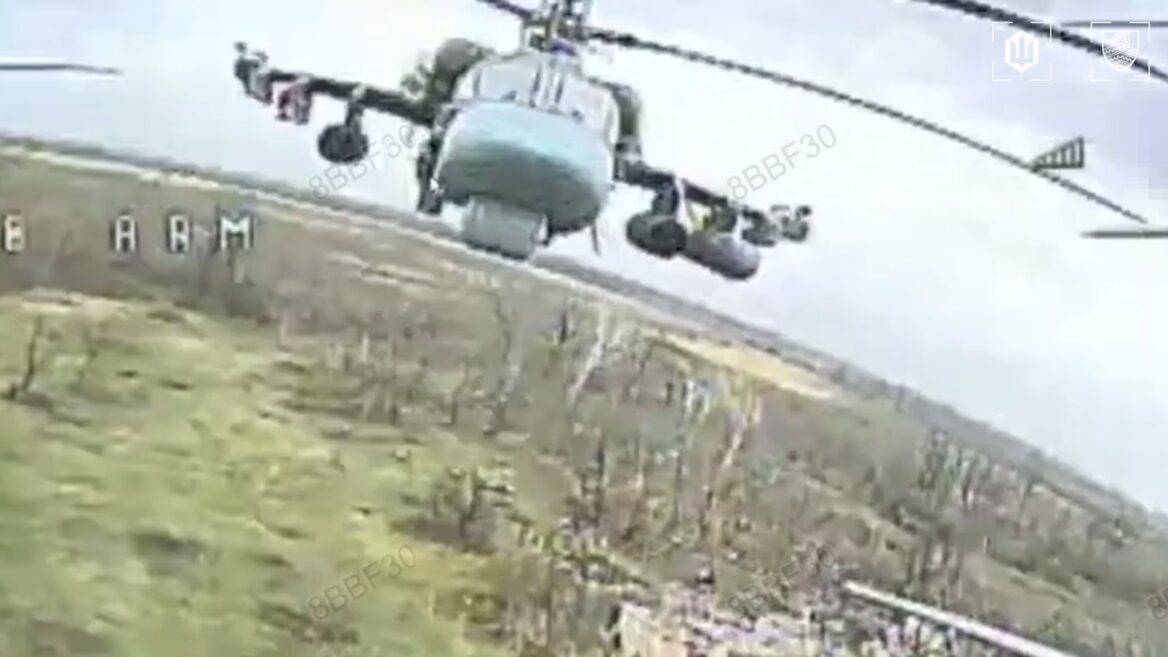 Оператори СБС знищили в польоті російський вертоліт Ка-52 оптоволоконним FPV-дроном. Відео