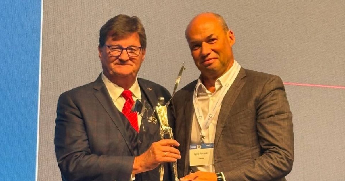 Юрій Атанасов (праворуч) отримав міжнародну галузеву нагороду STS Executive of the Year у Німеччині
