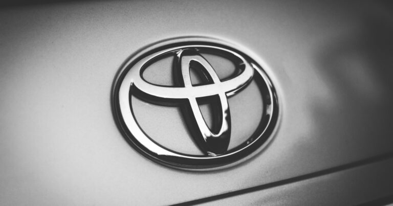 Toyota шостий місяць поспіль втрачає продажі 12