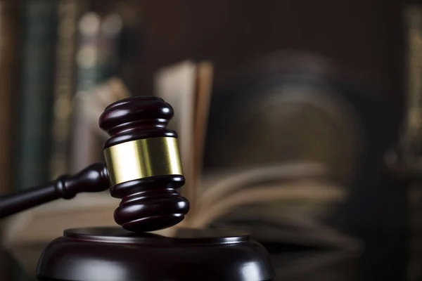 Дитина застрягла у вентиляційній шахті, рятувальники проводять масштабну операцію