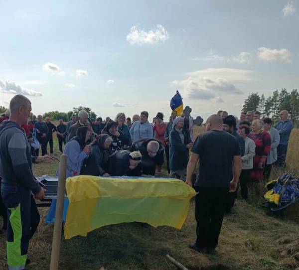 На Чернігівщині попрощалися з героєм, який два роки боронив Україну 5