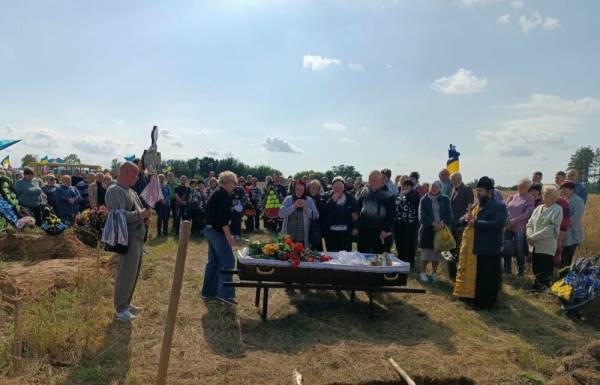 На Чернігівщині попрощалися з героєм, який два роки боронив Україну 4
