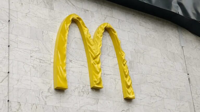 McDonald's в Україні обмежив меню через тривоги 12