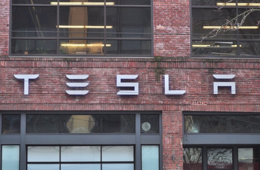 Tesla зіткнулася з расовим скандалом, що загрожує мільйонними збитками