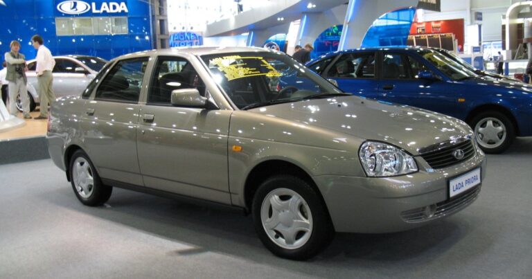 Казахстан майже припинив імпорт російських авто 6