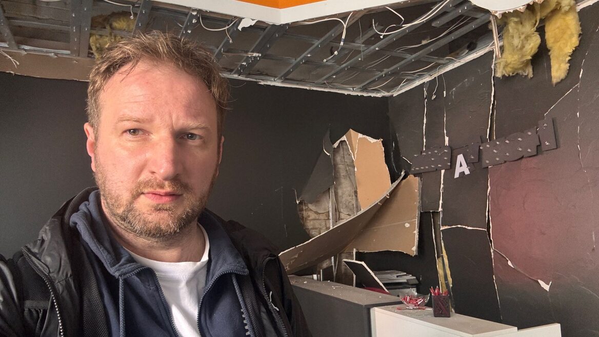 «Поки читаєш новини — це одне, а коли бачиш наслідки на відстані кількох метрів — це зовсім інше». Офіс дистриб’ютора телекому та IoT-обладнання Megatech на Оболоні постраждав від удару рф