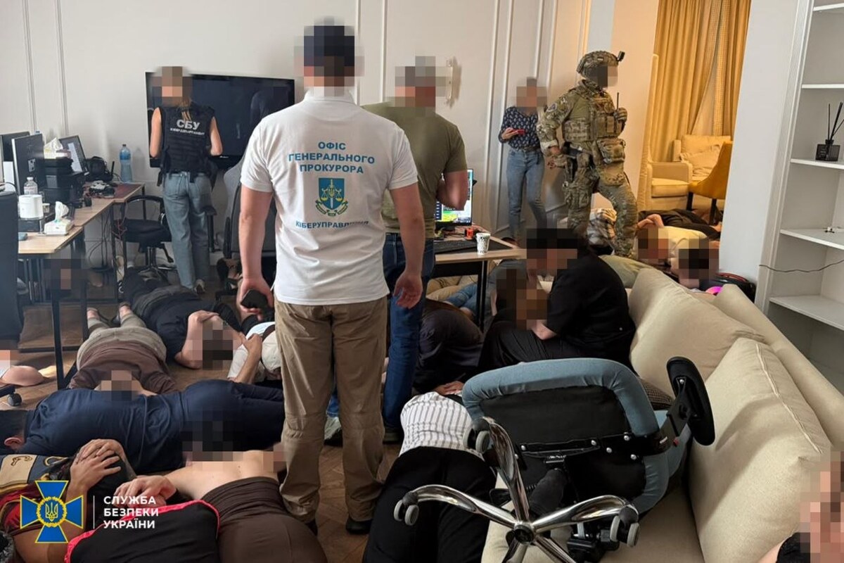 СБУ та Нацполіція розгромили столичну мережу криптошахраїв з мільйонним оборотом 2 СБУ та Нацполіція розгромили столичну мережу криптошахраїв з мільйонним оборотом 2