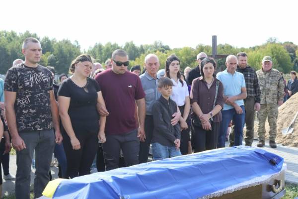 Чернігівщина прощається з командиром, який не зміг обійняти сина 8