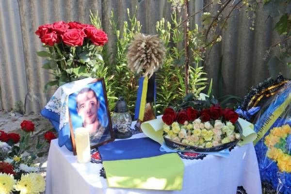 Чернігівщина прощається з командиром, який не зміг обійняти сина 6