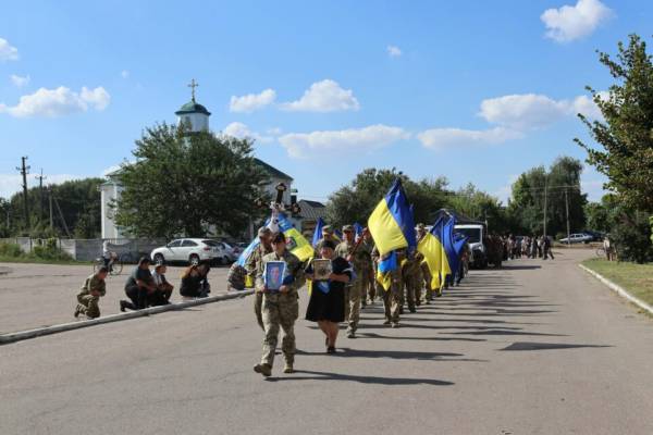 Чернігівщина прощається з командиром, який не зміг обійняти сина 5