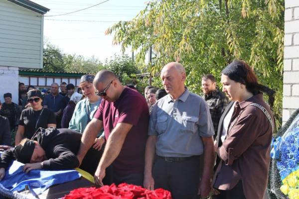 Чернігівщина прощається з командиром, який не зміг обійняти сина 7