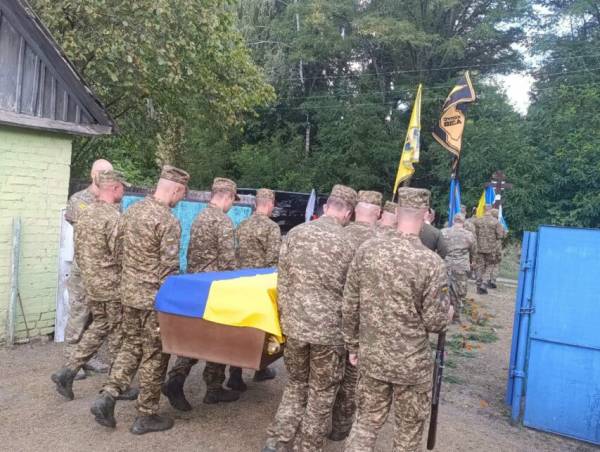 Чернігівщина в останню путь провела бійця «Азову», що повернувся «на щиті» 8