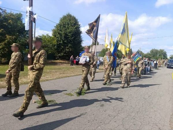 Чернігівщина в останню путь провела бійця «Азову», що повернувся «на щиті» 5