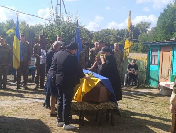 Чернігівщина в останню путь провела бійця «Азову», що повернувся «на щиті» 6
