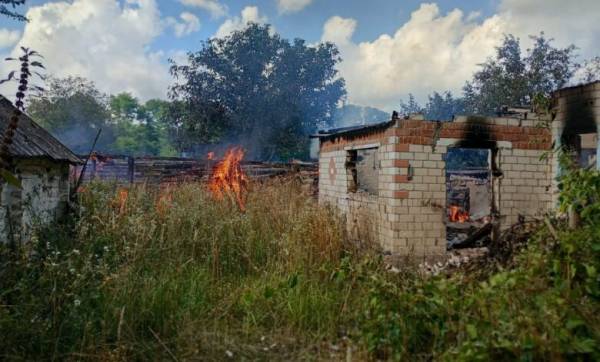 Ворог обстріляв Чернігівщину: згорів цілий будинок 10