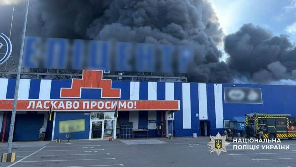 Росіяни вдарили по "Епіцентру" на Чернігівщині 10