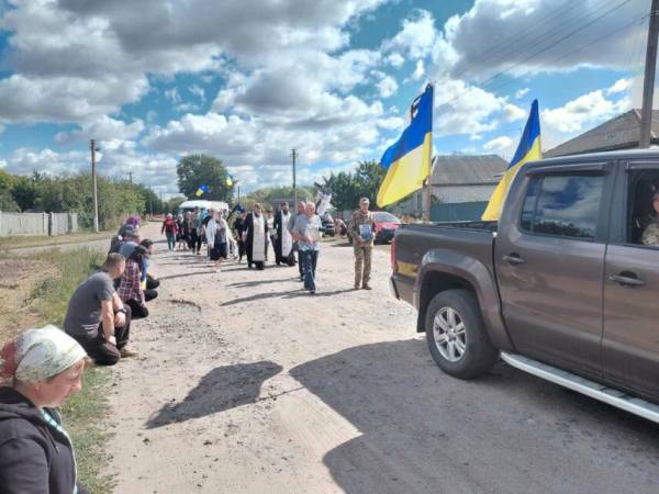 На Чернігівщині попрощалися з героєм, який віддав життя за Україну 6
