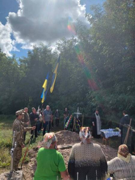 На Чернігівщині попрощалися з героєм, який віддав життя за Україну 8