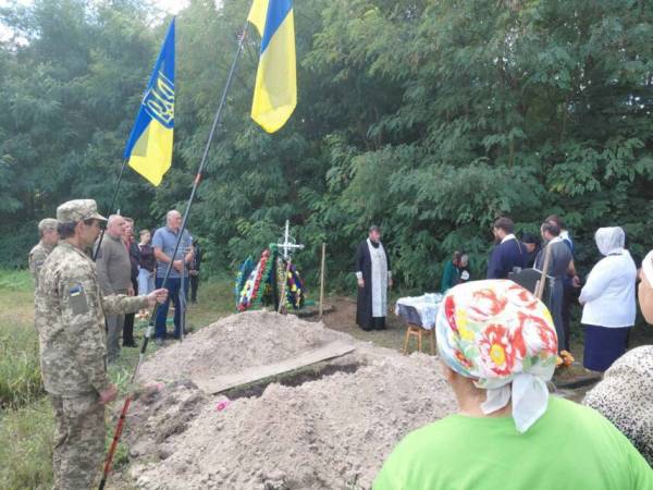 На Чернігівщині попрощалися з героєм, який віддав життя за Україну 7