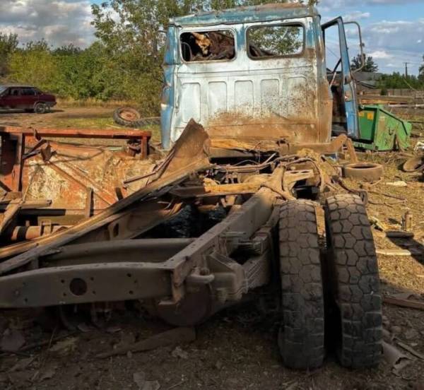 Наслідки удару по агрофірмі на Чернігівщині: техніка перетворилася на купу металу, ангар — на згарище 3