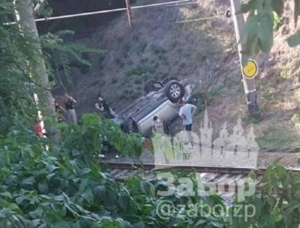 Автомобіль злетів з мосту в центрі Запоріжжя