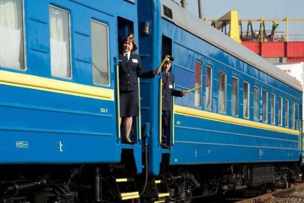 Залізничні рейси до Запоріжжя затримуються до п'яти годин 10 Залізничні рейси до Запоріжжя затримуються до п'яти годин 6