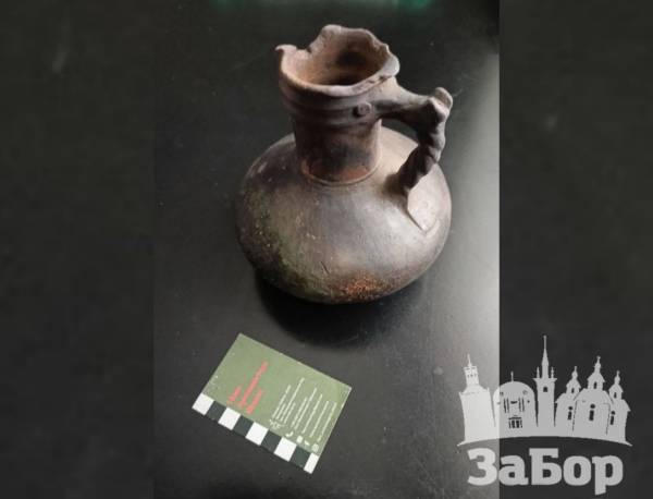 Запоріжці виявили у воді древній артефакт 11