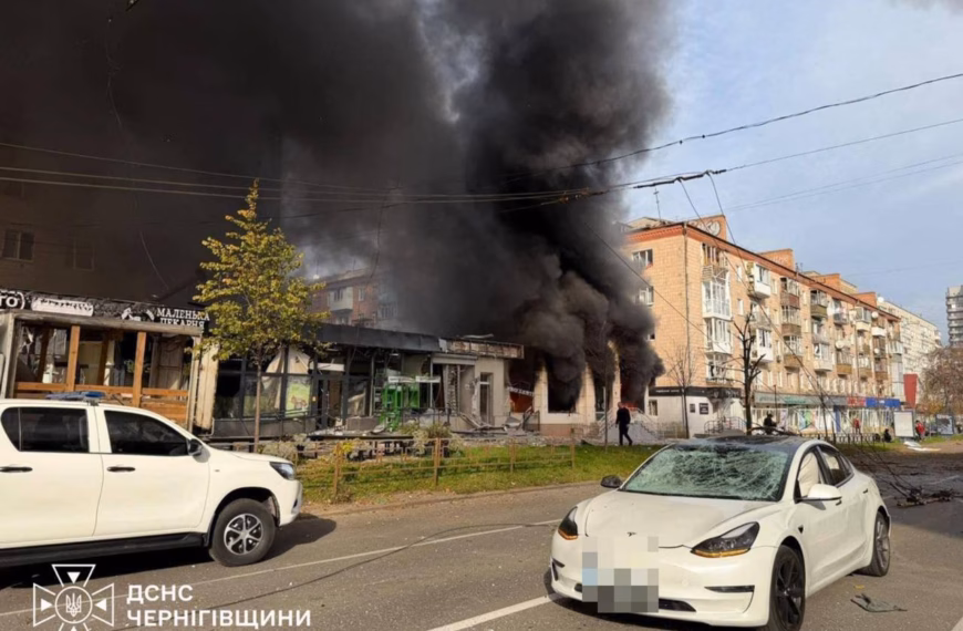 Росіяни вдарили по центру Чернігова: загинули дві 15-річні дівчини, ще 23 людини поранені