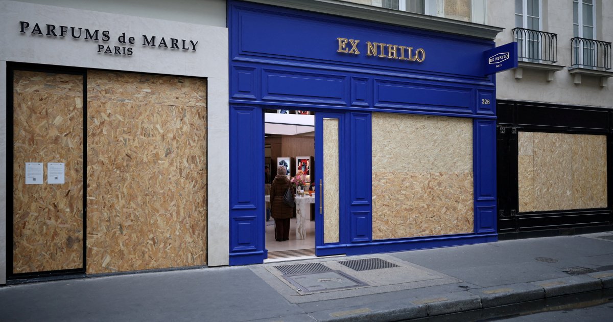 Погромлена крамниця під час протестів у Франції