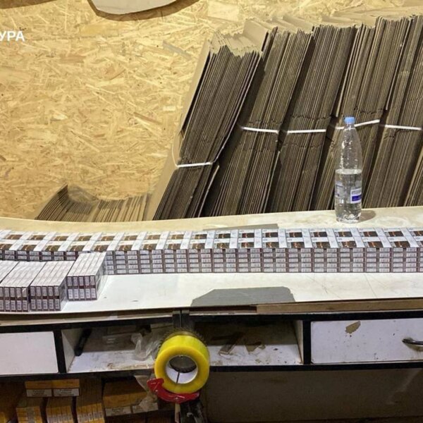В Умані викрили підпільну фабрику на 50 тисяч пачок сигарет