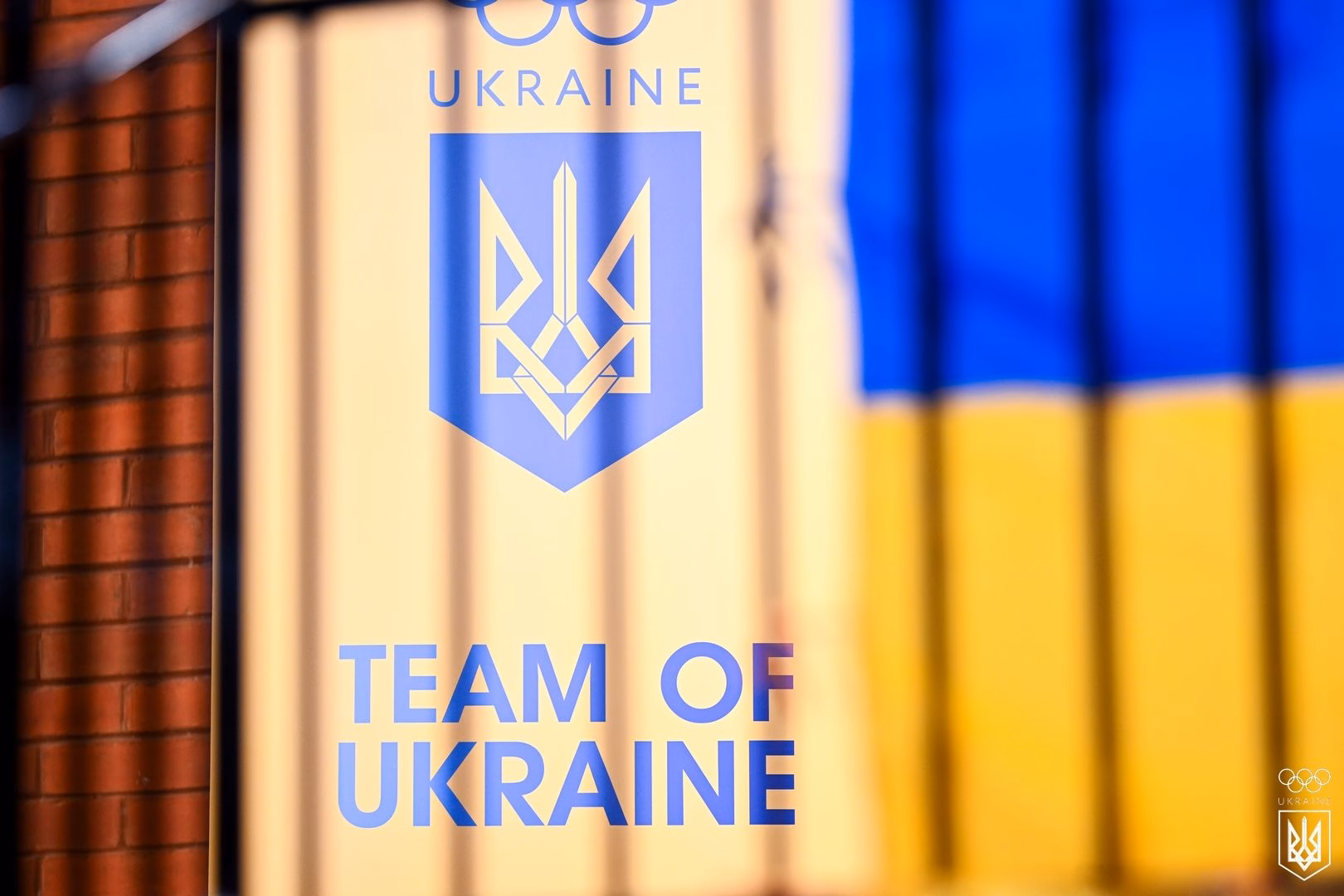 Синьо-жовті прапори замайоріли в олімпійському селищі Дакару-2026!