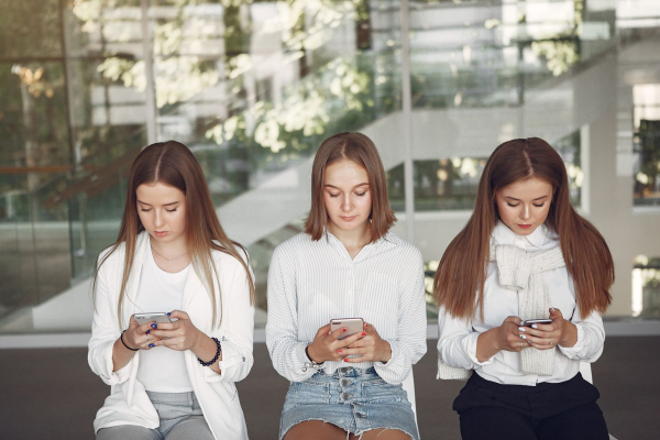 Учителька розкрила, як протистояти небезпечним трендам у TikTok за участі школярів