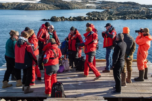 31-ша Українська антарктична експедиція успішно дісталася станції "Академік Вернадський" 60