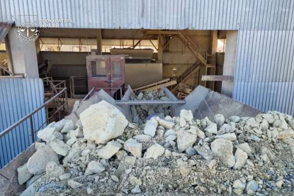 Директора заводу на Закарпатті спіймали на незаконному видобутку цеоліту на 11 мільйонів гривень 12