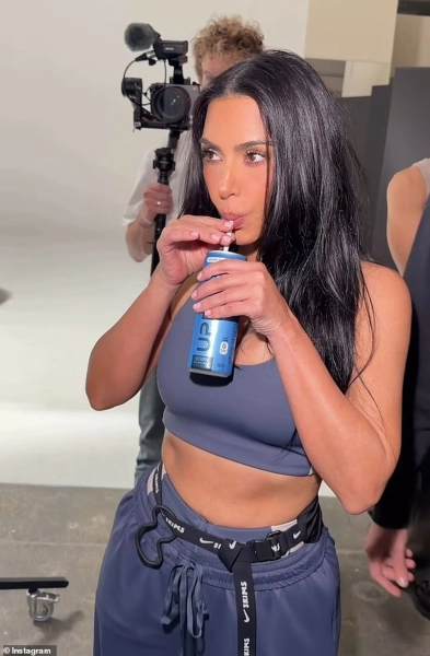 Кім Кардаш'ян приголомшує новим напоєм: зірка в центрі скандалу через ефектні фото 14