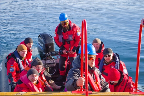 31-ша Українська антарктична експедиція успішно дісталася станції "Академік Вернадський" 35