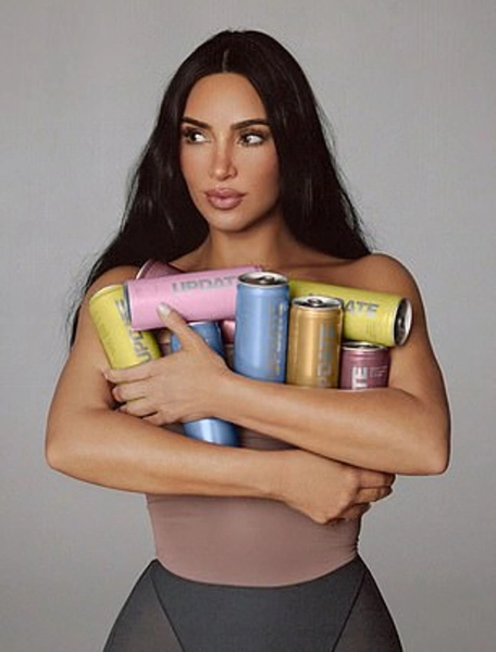 Кім Кардаш'ян приголомшує новим напоєм: зірка в центрі скандалу через ефектні фото 11