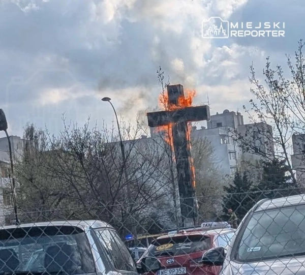 Пожежа охопила 17-метровий хрест у Польщі: подробиці інциденту 4
